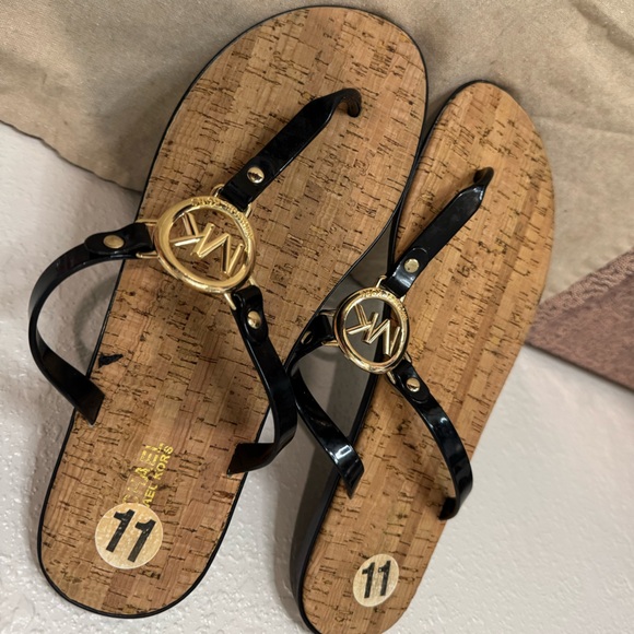 2/for $20 🪩 MICHAEL KORS Women’s Black & Gold Thong Flip Flop Sandals (Size 11) - Picture 5 of 7
